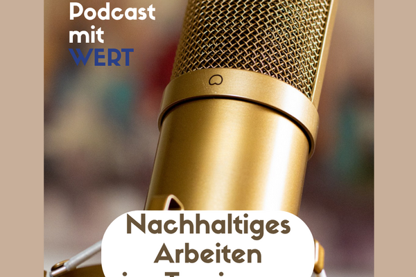 Ein goldener Mikrofonkopf stellt den Fokus auf den Podcast mit dem Titel 'Nachhaltiges Arbeiten im Tourismus'.